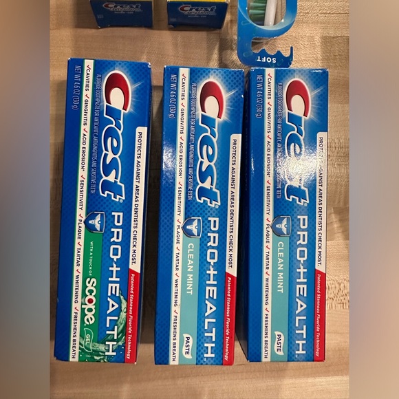 Lot of 6 Crest Pro-Health Clean Mint, Gel & With Scope Toothpaste & a Toothbrush - Picture 2 of 6